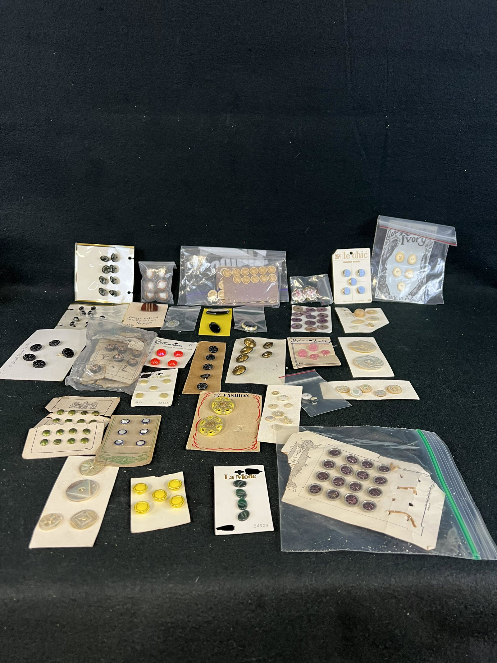 Large Lot Antique & Vintage Buttons Of Various Materials: A large lot of antique and vintage buttons of various materials some of which are on their original cards in fine condition.