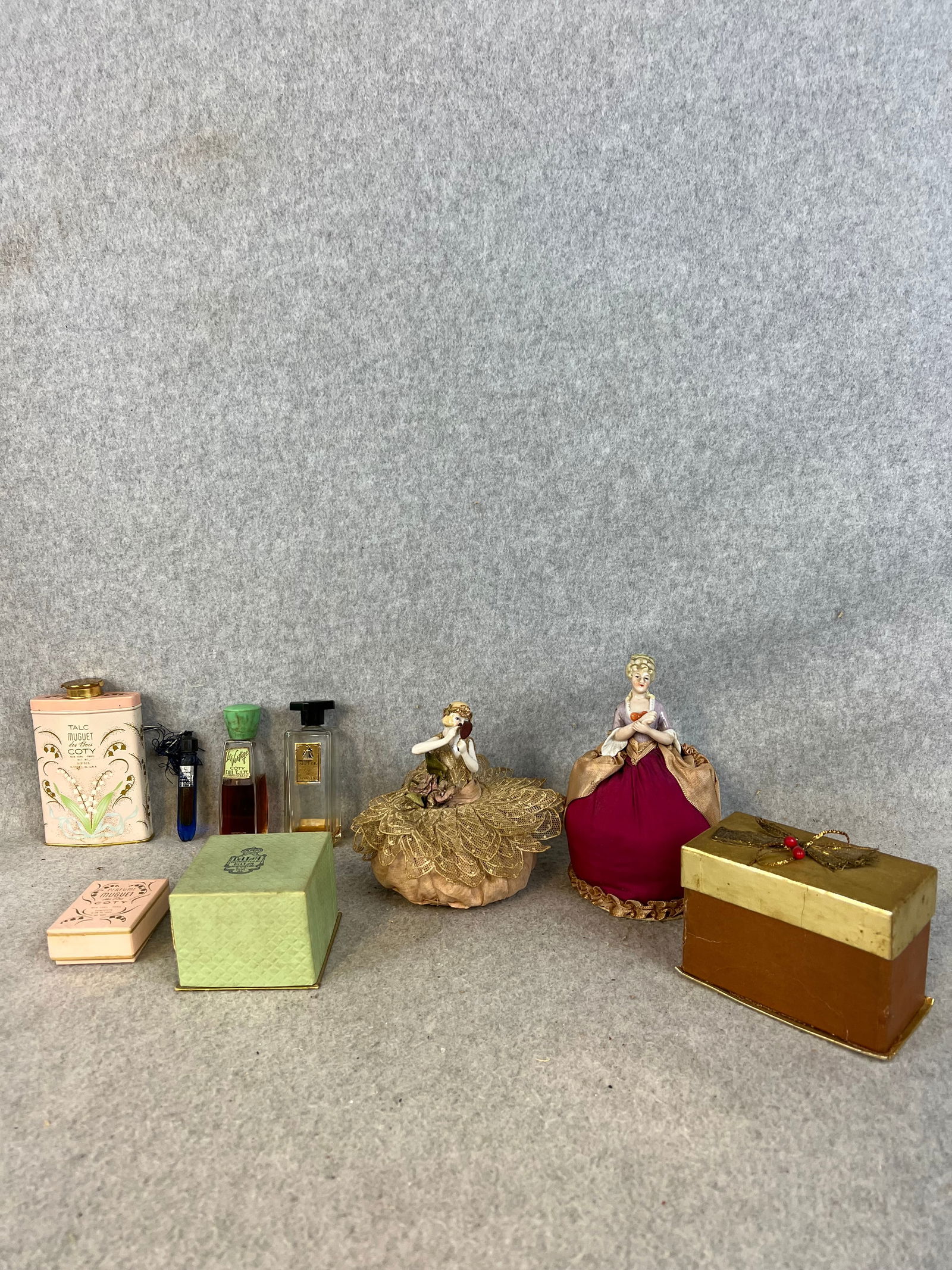 Lot Vintage Perfumes & Half Dolls (1 of 13)