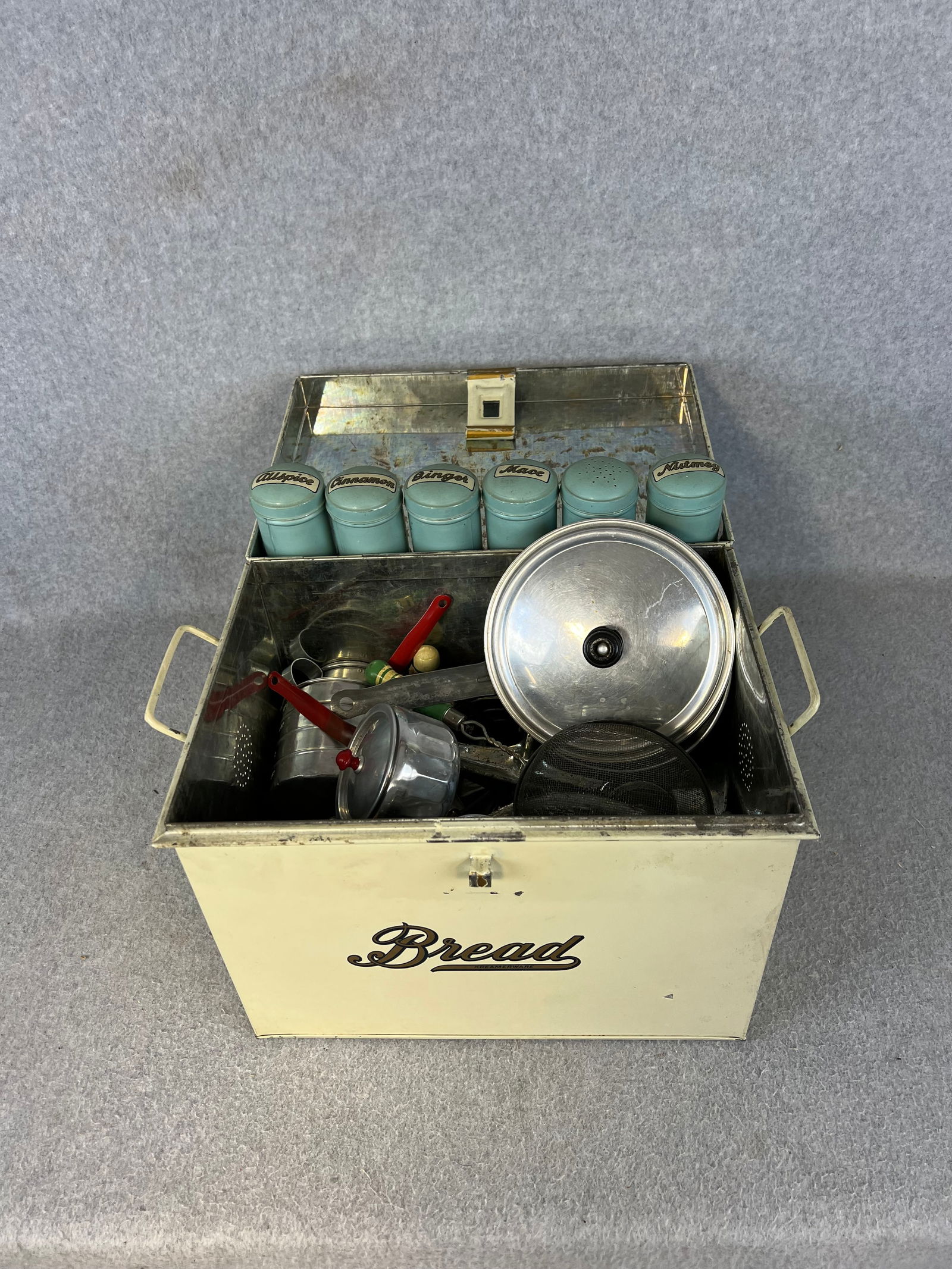 Lot Vintage Bread Box & Kitchen Utensils (1 of 12)