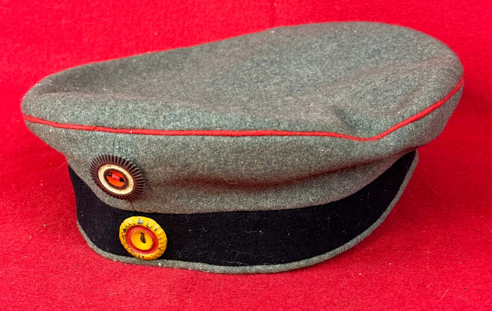 WW1 German Field Artillery Cap: World War One German Field Artillery Gray Wool Cap with red pipping and with metal insignia at front all in fine condition.