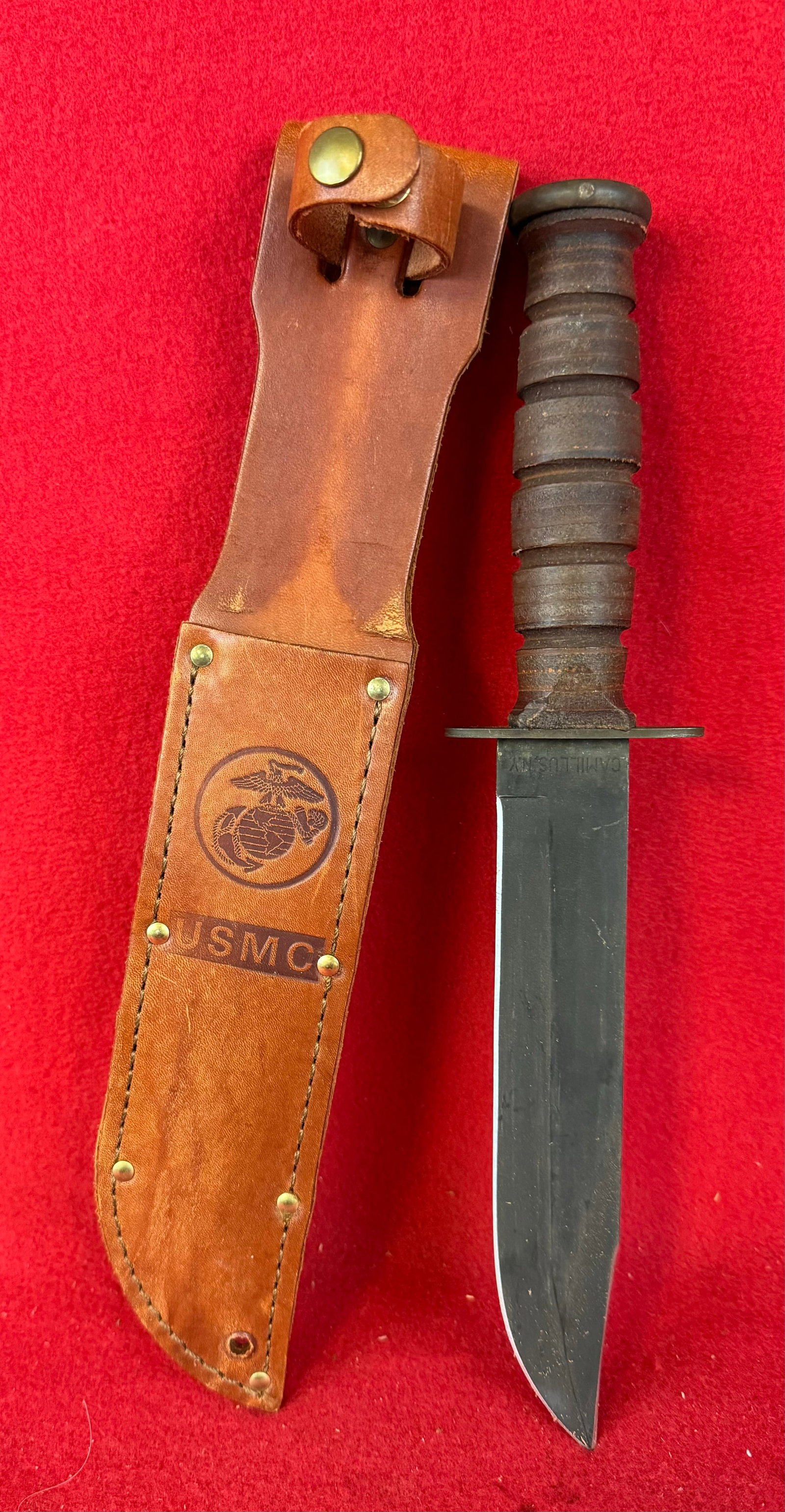 Camillus USMC 5685B Fighting Knife w Box: Camillus United States Marine Corps 5685B fighting knife in its original box. Knife has a black phosphate coated high carbon steel blade, crossguard and butt and a stacked leather grip in a USMC stamp