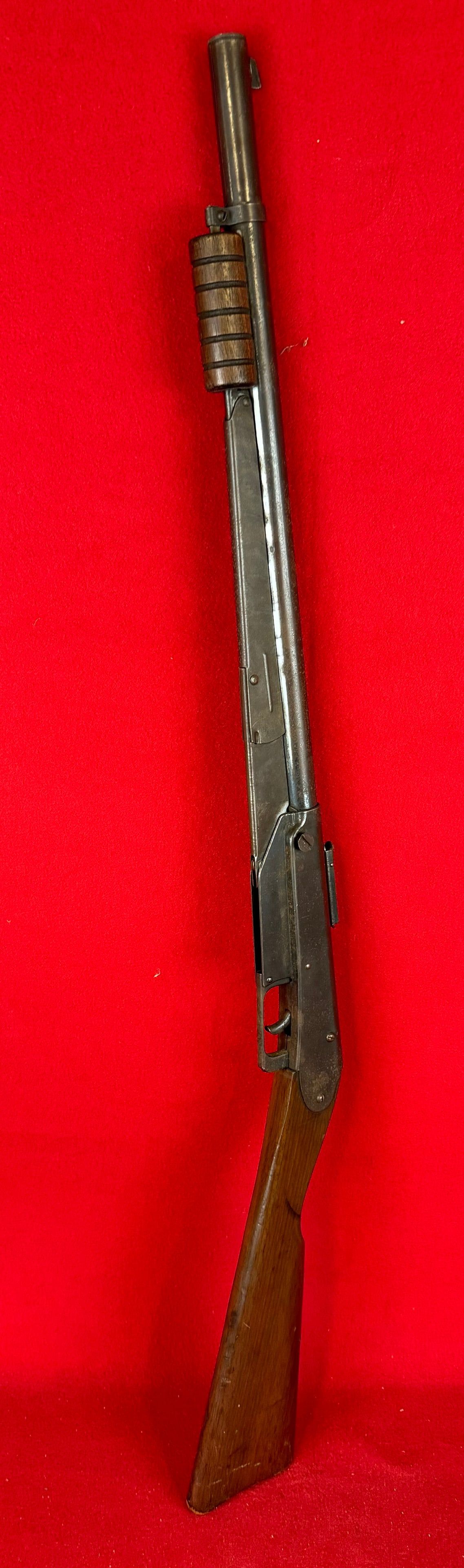 Vintage Daisy 25 Pump Action BB Gun: Vintage Daisy 25 Pump Action BB Gun which is in good working condition just some minor surface oxidation as shown.