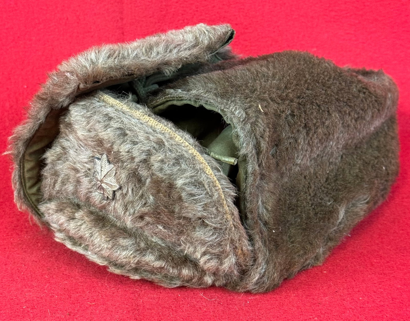 WW2 US Model 1943 Winter Fur Cap: World War Two US model 1943 winter fur cap which was issued to troops in the Italian and Southern France Campaigns. Cap has a silver oak leaf insignia at front. Cap is in fine condition.