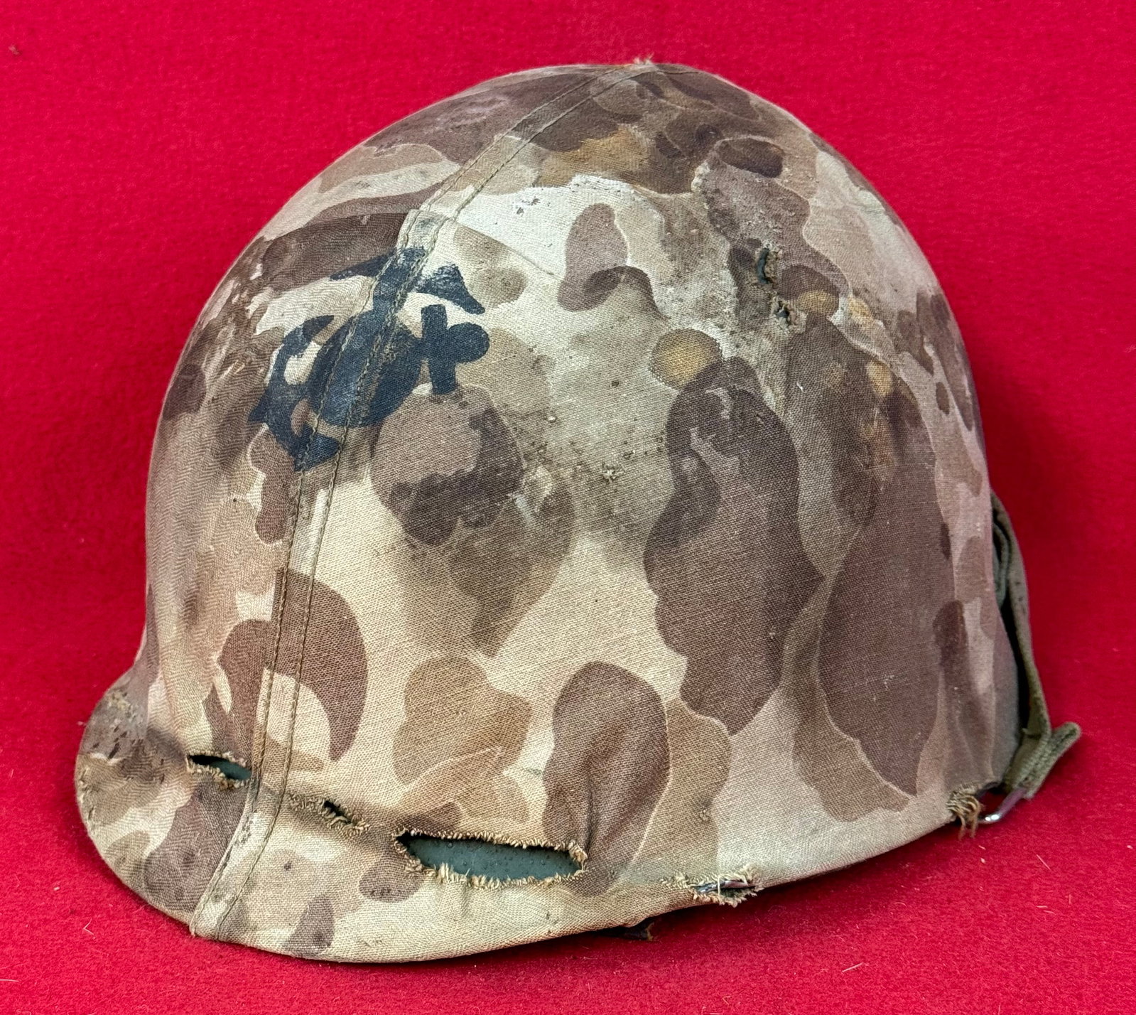 WW2 USMC M1 Helmet With Camouflage Cover: World War Two United States Marine Corps M1 helmet with its original camouflage cover with Marine Corps eagle anchor and globe insignia at front. Helmet has swivel bails and is complete with its light
