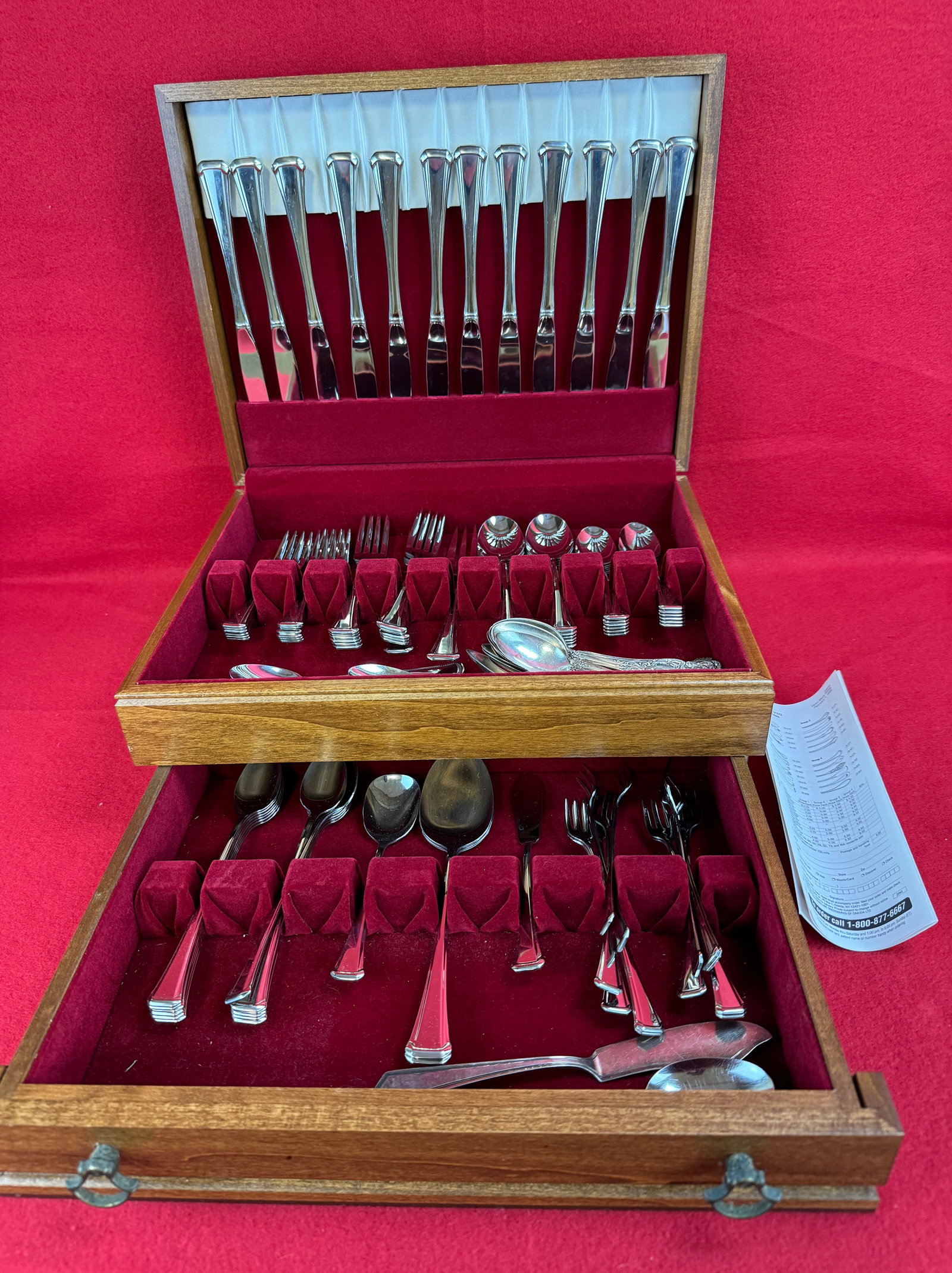 Oneida Silverplate Flatware Set With Chest: Oneida silverplate flatware set, service for twelve consisting of 89 pieces along with some extra Wm Rogers spoons in a attractive mahogany flatware chest. Flatware is in very nice condition with only