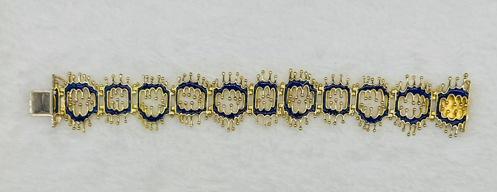 23.9DWT 18K Gold Bracelet w/Cobalt Blue Enamel: One lady’s vintage 23.9DWT (37.1 gram) 18K yellow gold link bracelet, with cobalt blue enamel, Italian modern style, hallmarked “UNO-A-ERRE”, cast parts, hand assembled.