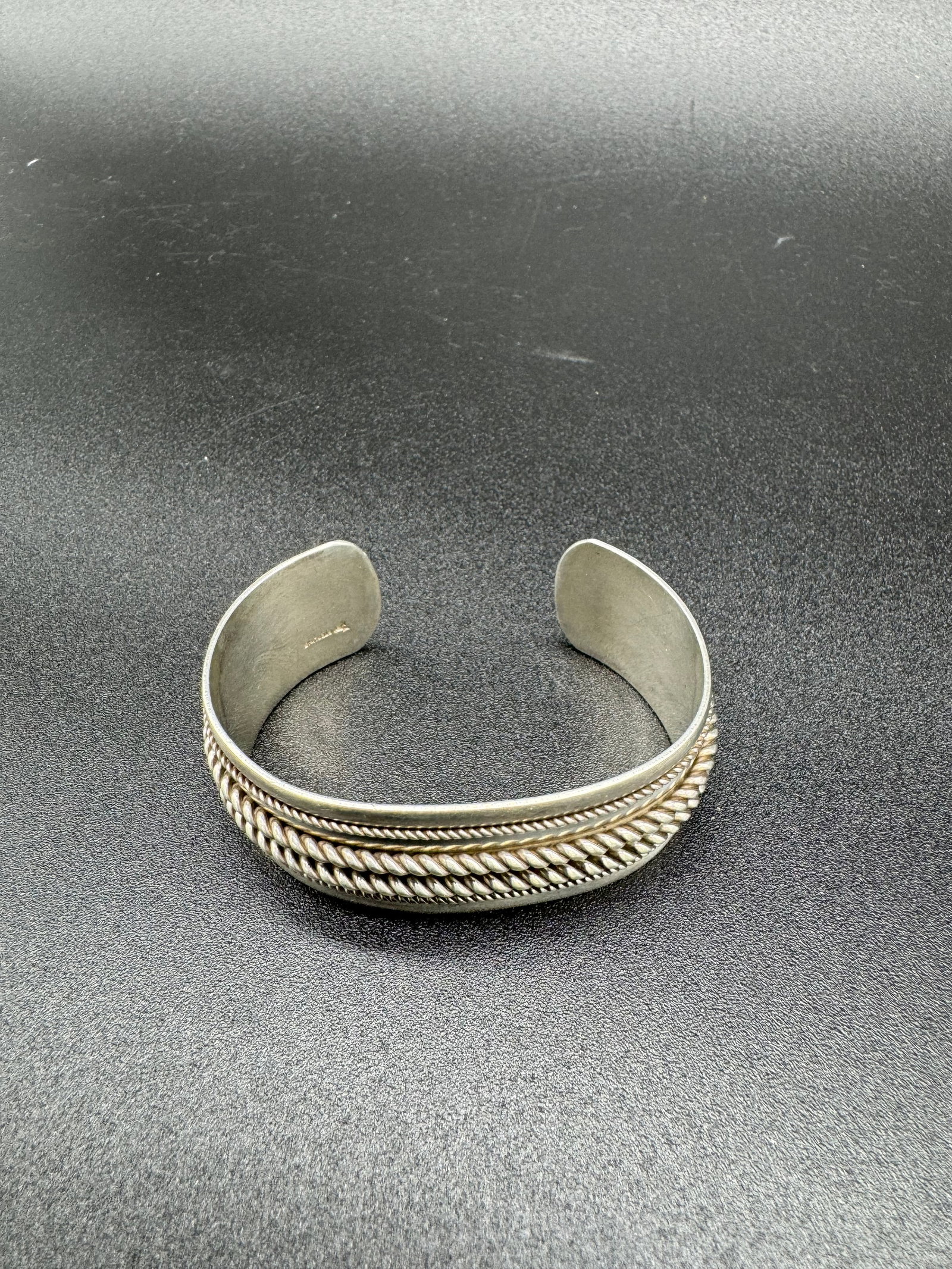 Vintage Hvy Navajo Sterling Silver Cuff Bracelet: Vintage heavy Navajo sterling silver cuff bracelet which has a weight of 1.36ozt and it is in excellent condition.