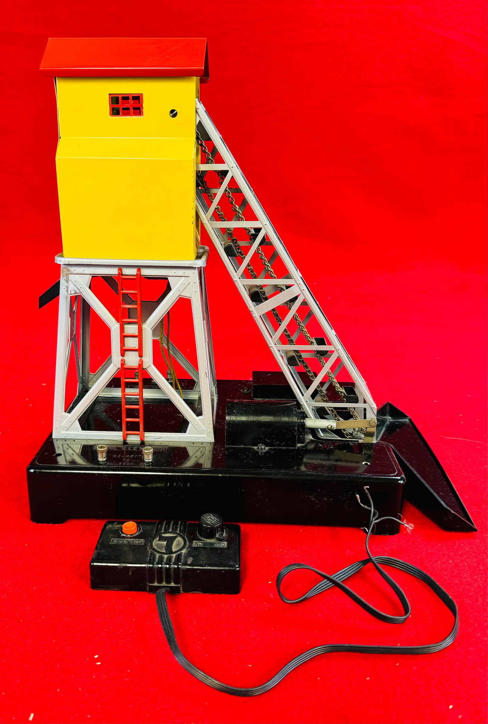 Lionel No 97 O Gauge Operating Coal Elevator (1 of 4)