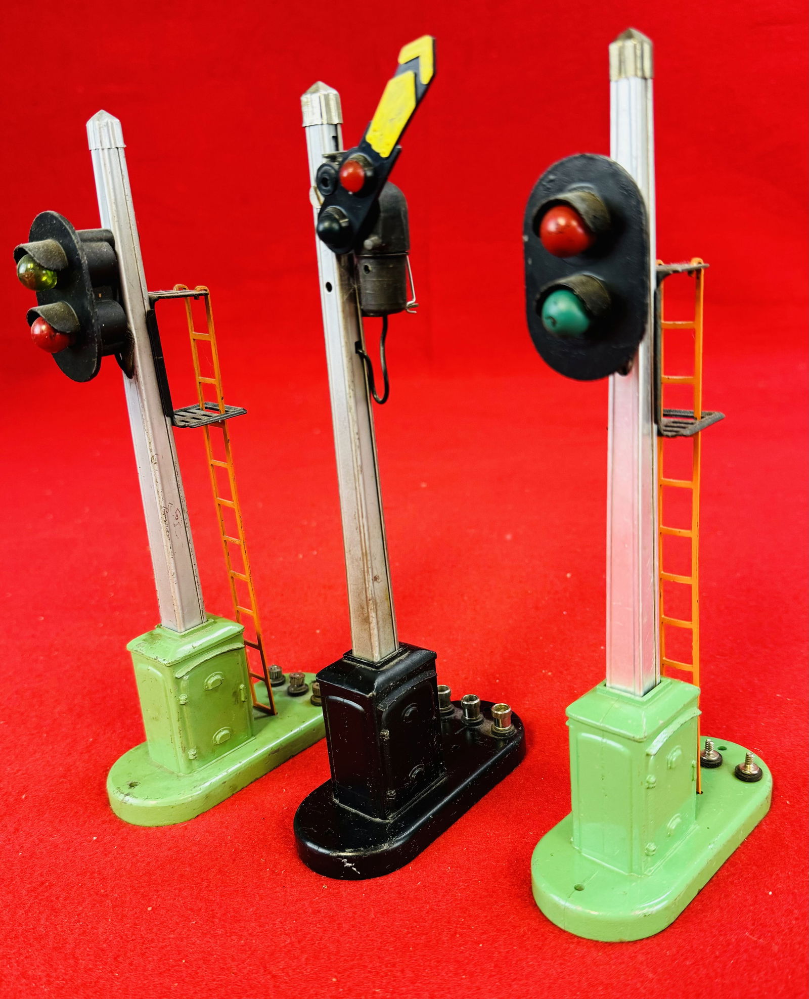 Lot: 3 Lionel Block Signals: 2 #153 & 1 # 153-3 (1 of 4)