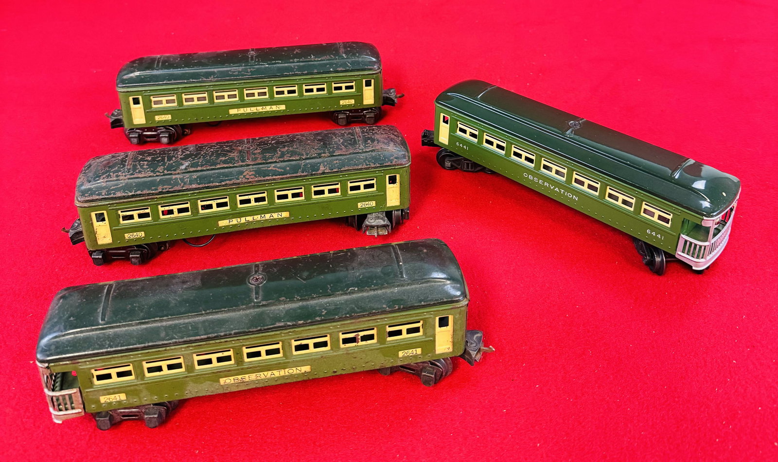 Lot of 4 Lionel O Gauge Cars: Lot 4 Lionel O Gauge Cars To Include 2 No 2640 Pullman Cars, No 2641 Observation Car and a No 6441 Observation Car. Condition - as shown.