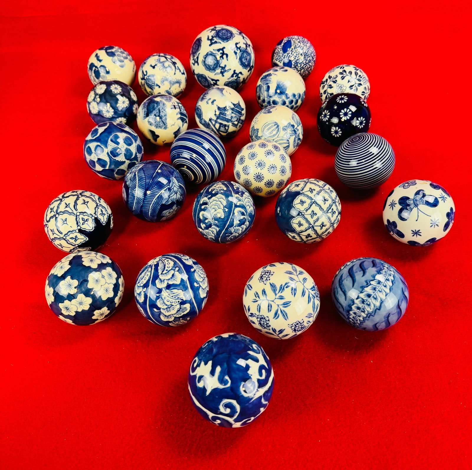 Lot 24 Blue & White Carpet Balls (1 of 1)