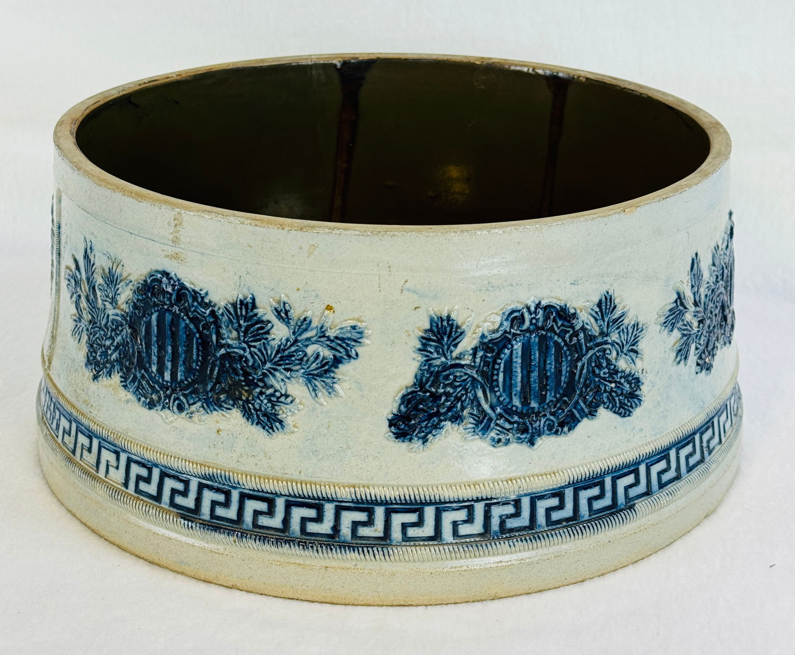 Large Blue & White Molded Stoneware Cooler Base? (1 of 8)