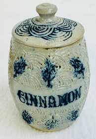 Bl & Wh Molded Cinnamon Covered Spice Cannister