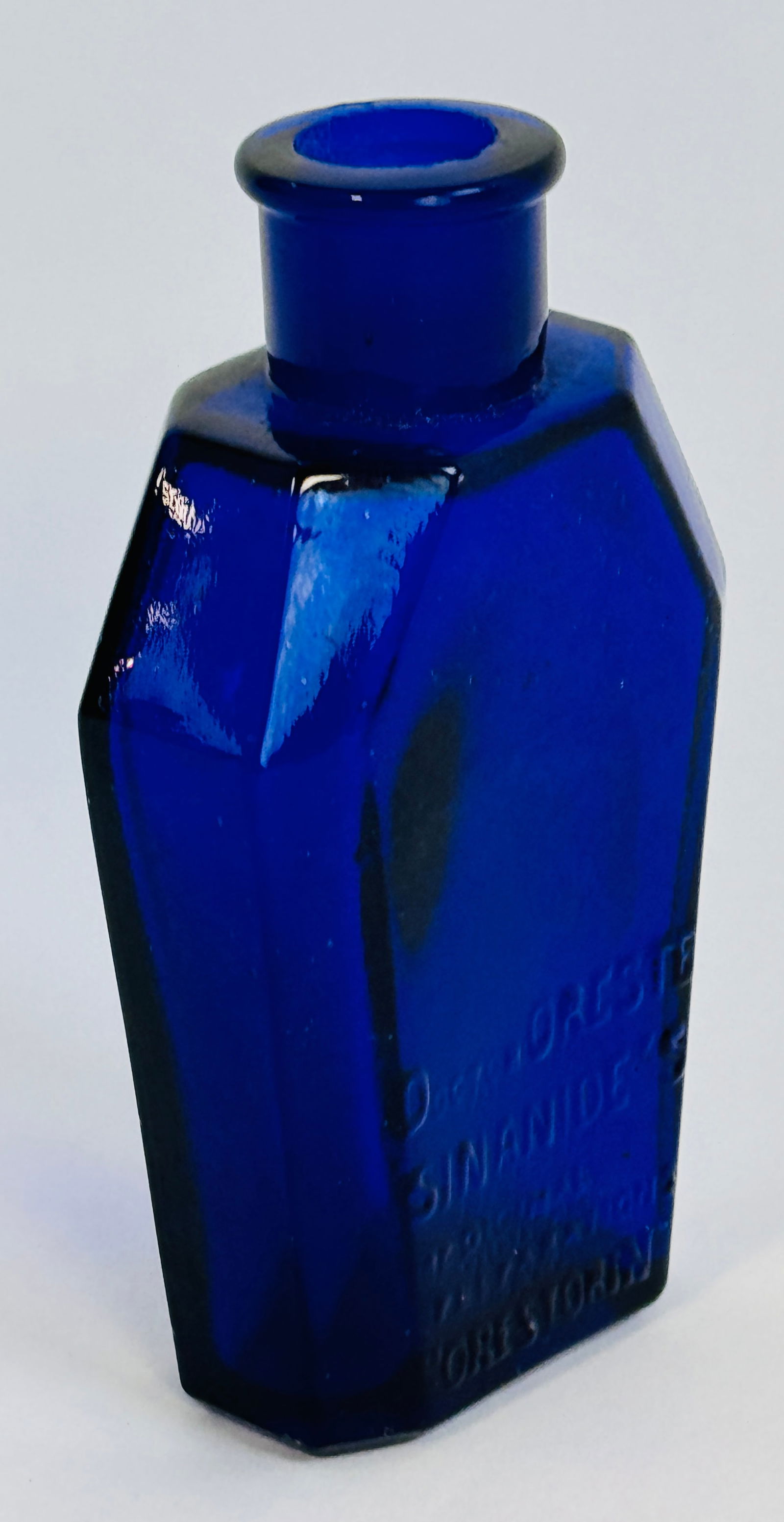 KU-22 Doctor Oreste Cobalt Coffin Poison Bottle (1 of 8)