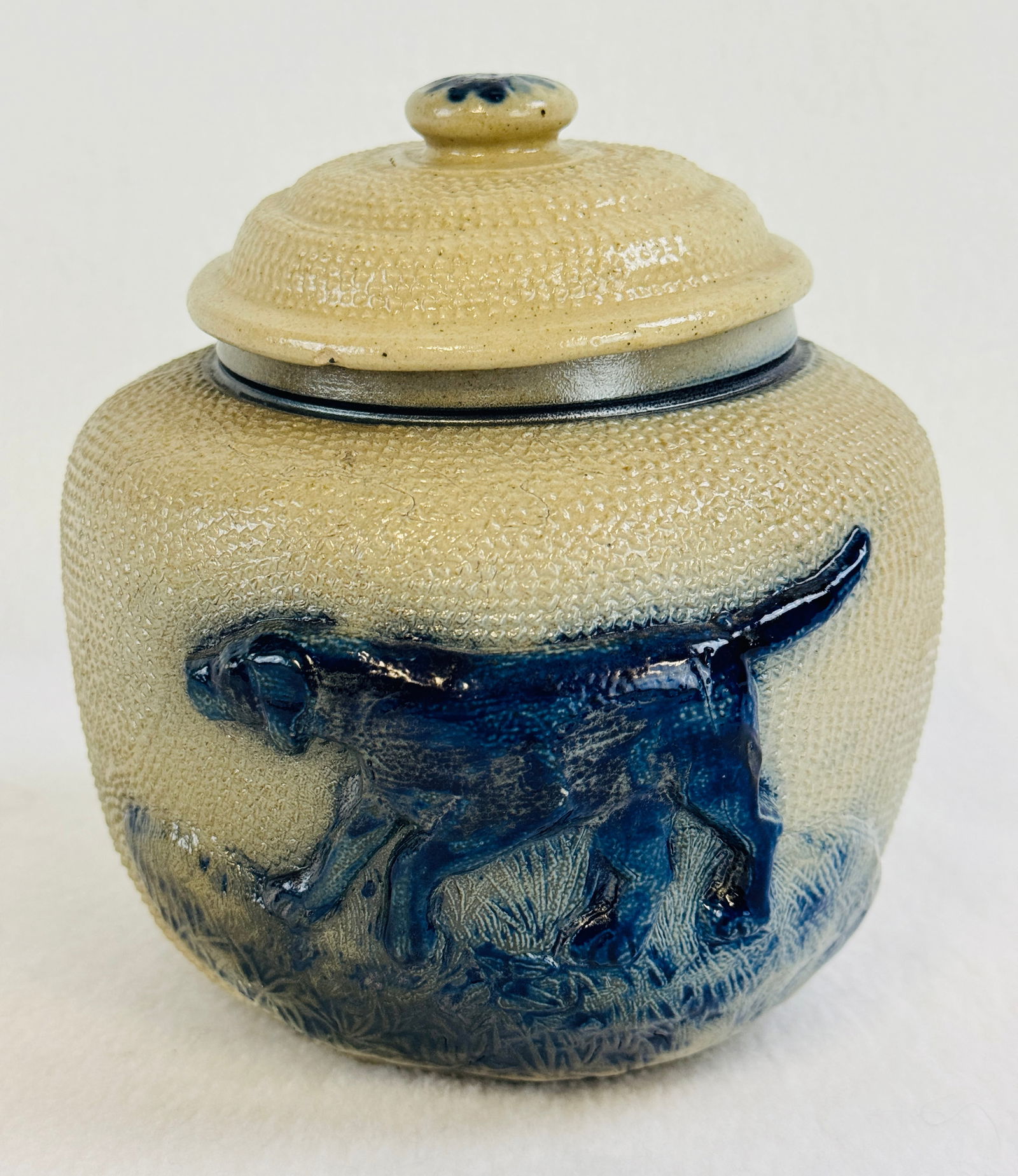 Blue & White Stoneware Humidor w Hunting Dog (1 of 8)