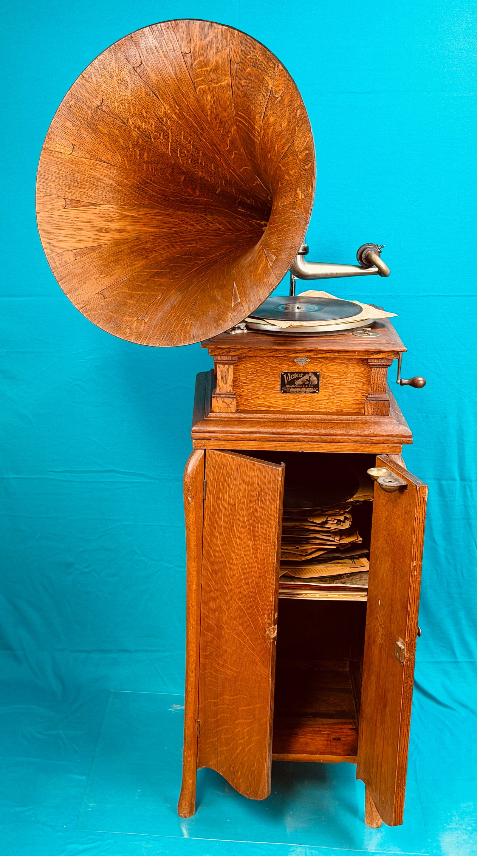 Pre 1909 Victor V Phonograph With Wood Spear Tip Horn: A pre 1909 Victor V phonograph with its optional oak spear tip horn. A oak cased Victor V phonograph which was manufactured prior to 1909 based upon its serial number and the VicV on its data plate. P