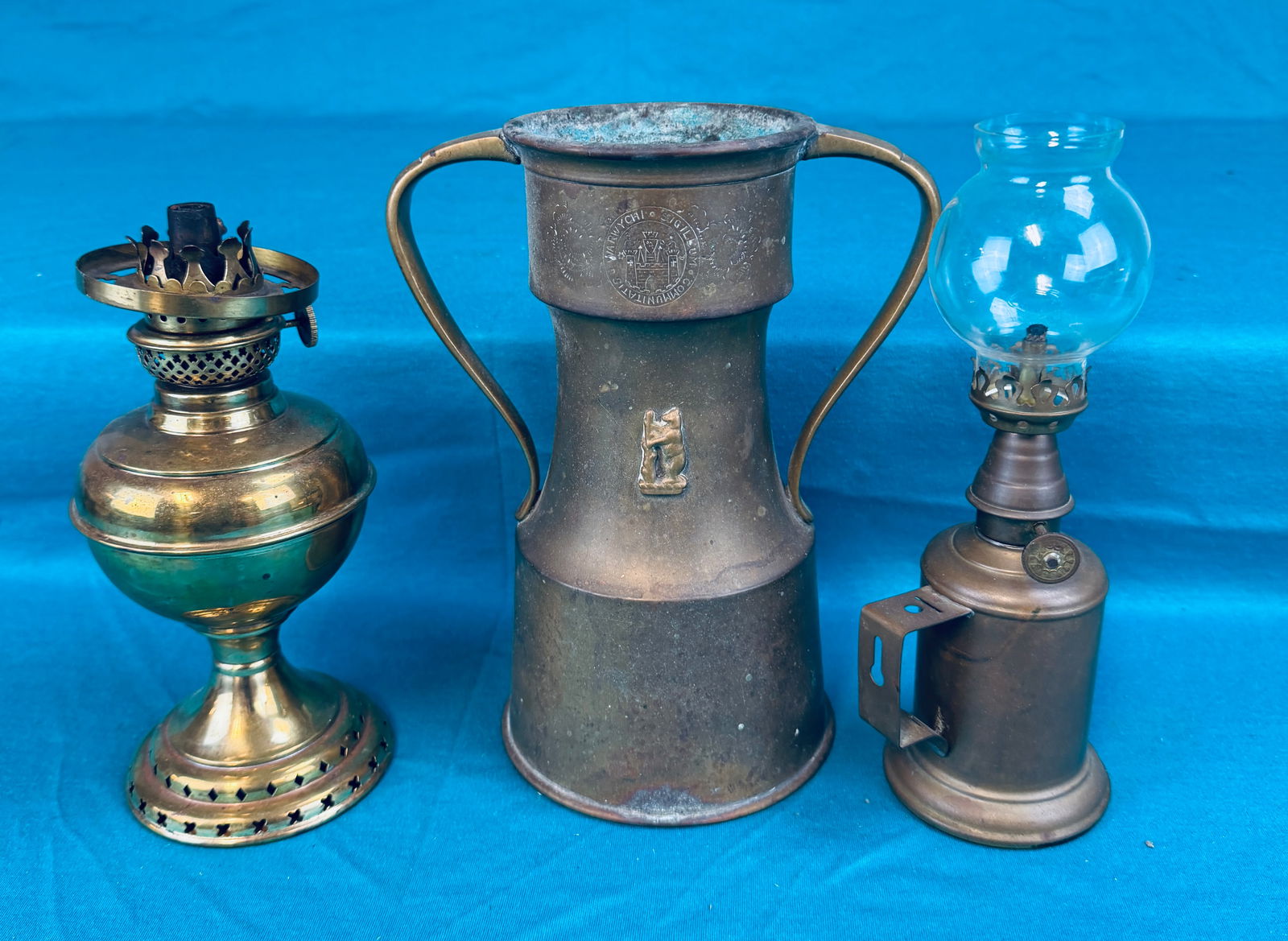 Lot 2 Kerosene Lamps & Brass Handled Urn (1 of 4)
