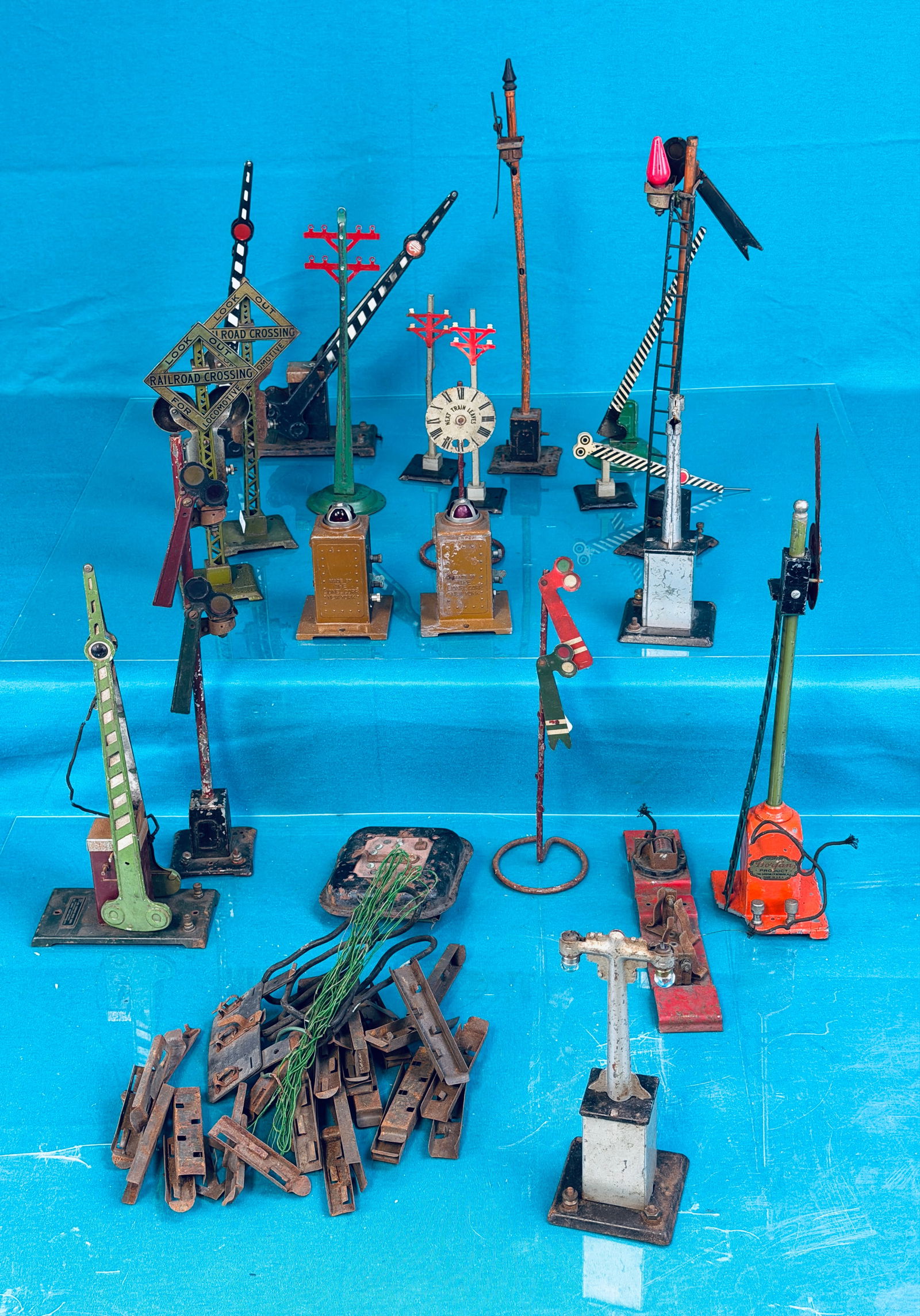 Lot Miscellaneous Train Accessories (1 of 3)