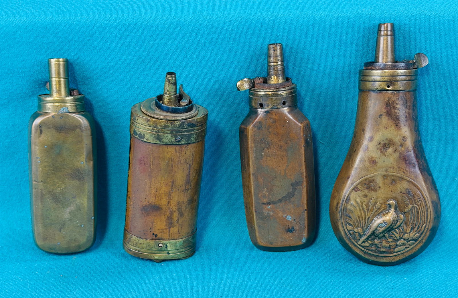 4 Antique Brass & Copper Pistol Powder Flasks (1 of 8)