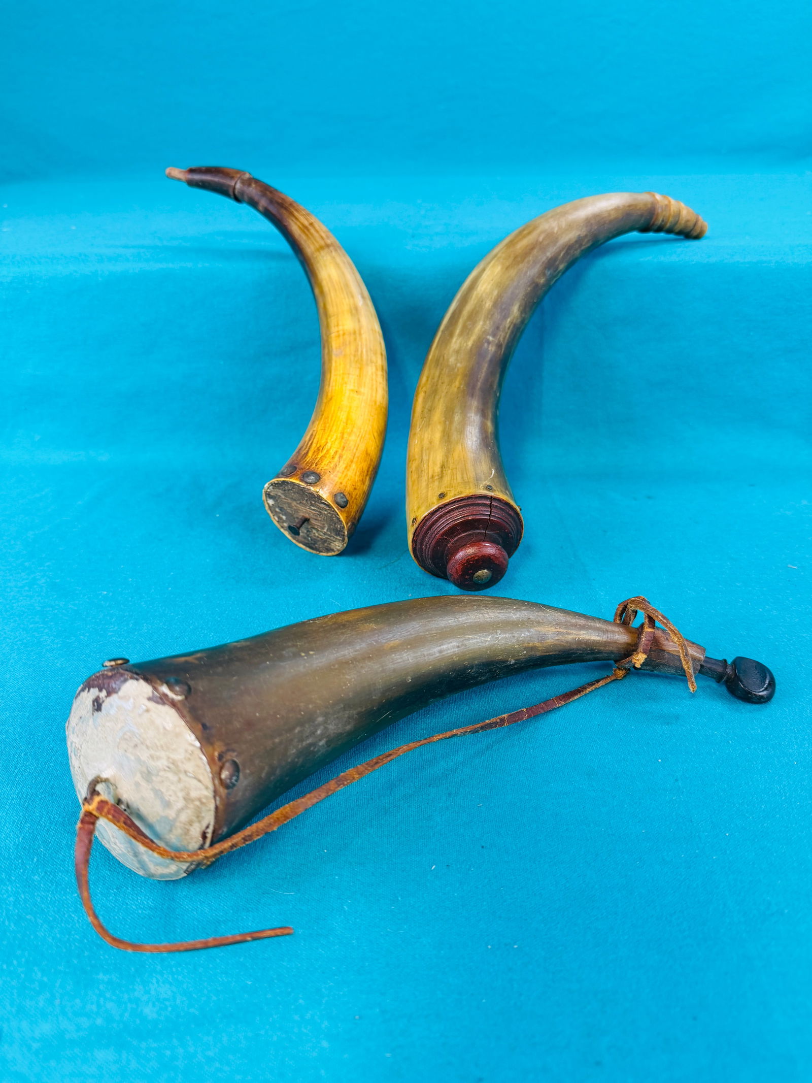 Lot 3 Antique Powder Horns (1 of 5)