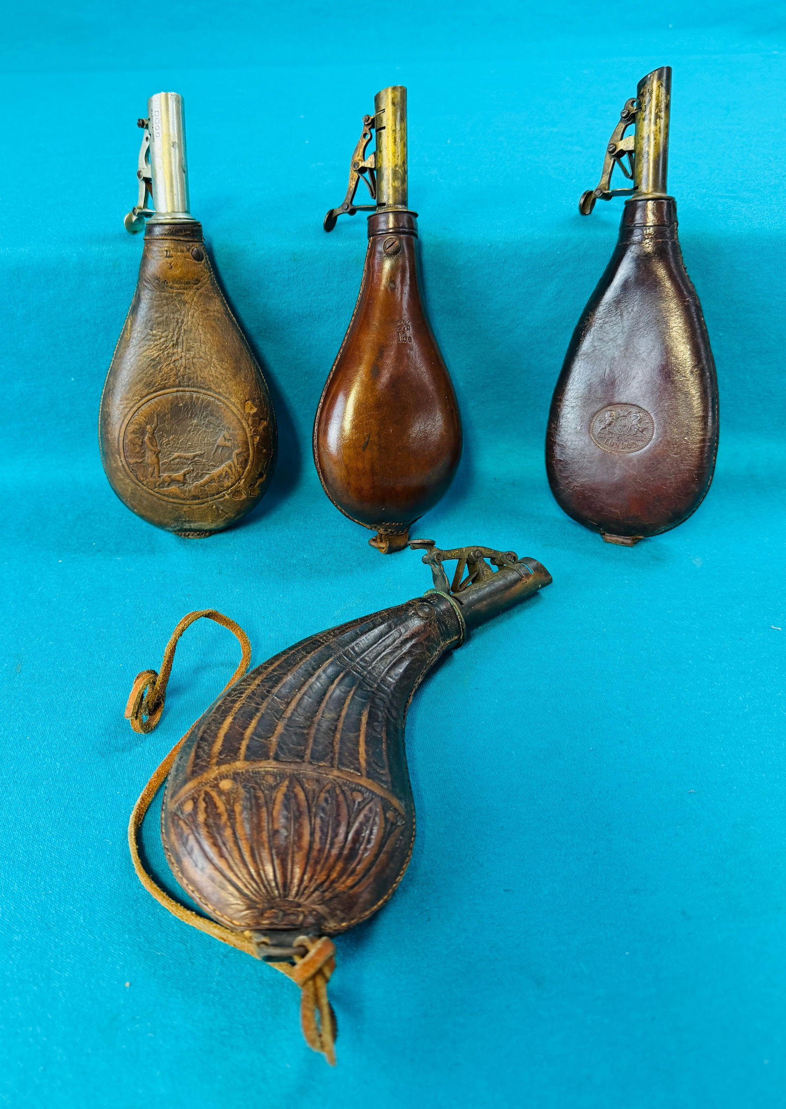 Lot 4 Antique Leather & Brass Shot Flasks (1 of 9)