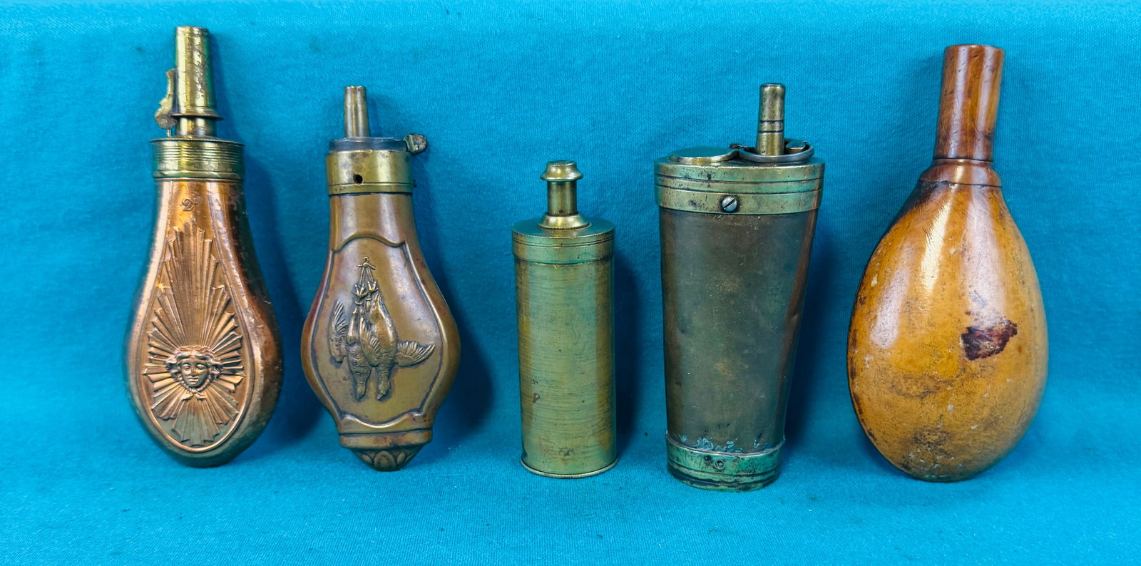 Lot 5 Antique Pistol Powder Flasks (1 of 9)