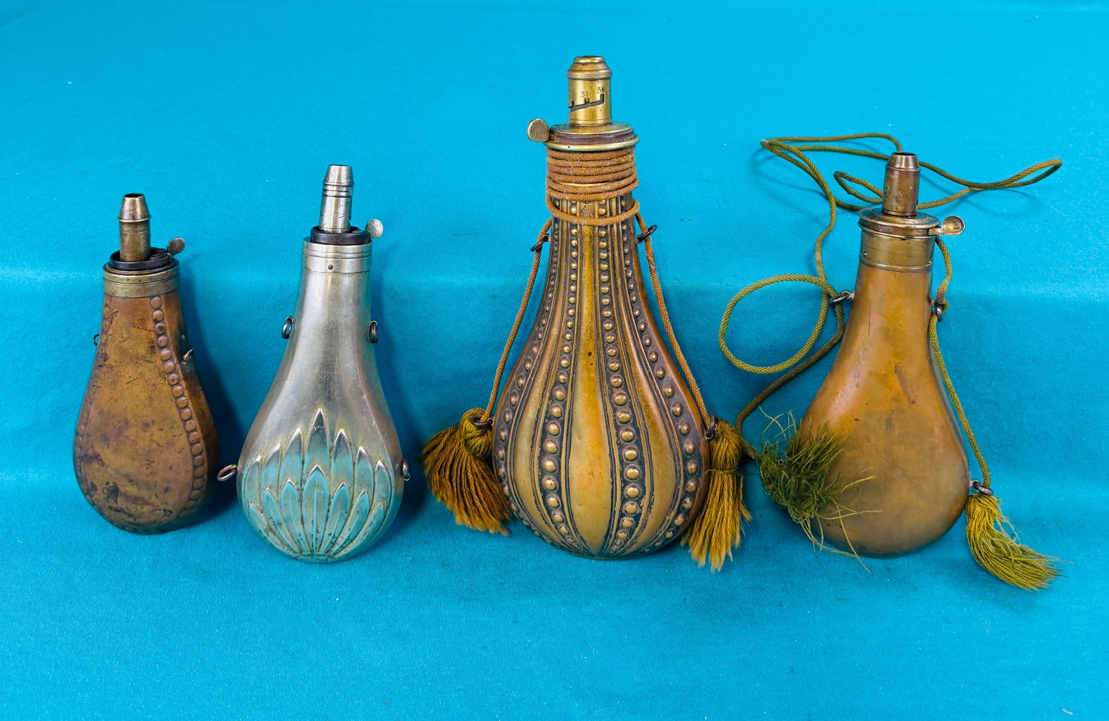 Lot 4 Assorted Metal Antique Powder Flasks (1 of 5)