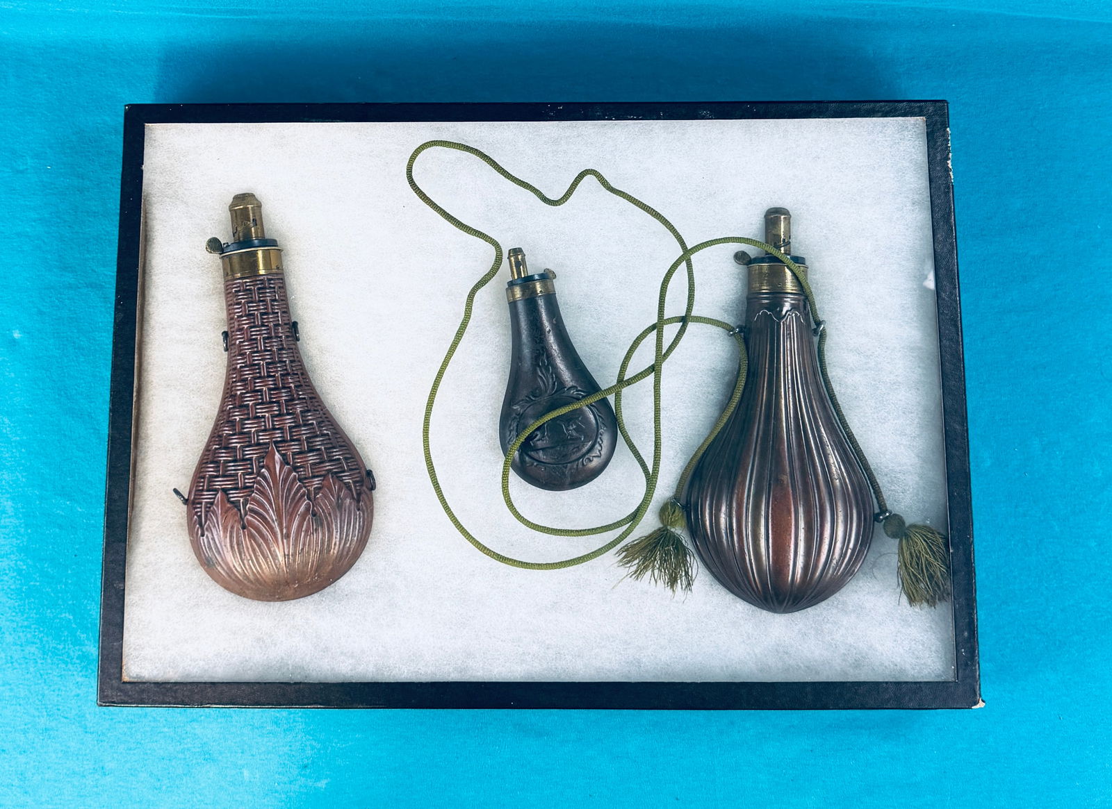 3 Antique Copper & Brass Embossed Powder Flasks (1 of 11)