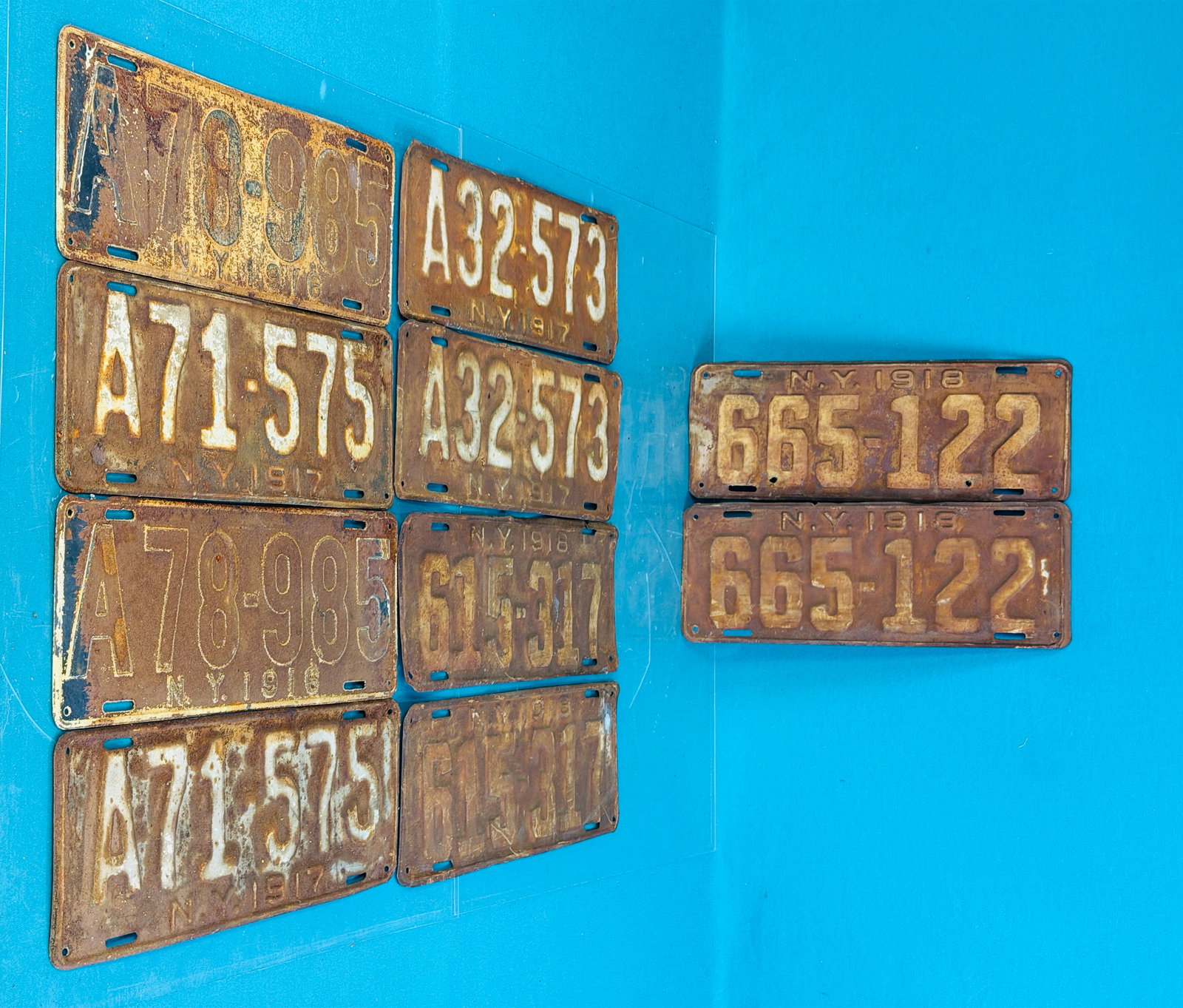 Lot 10 1916-1918 NY License Plates: Lot of ten 1916-1918 New York State license plates which consist of five sets. Condition - is as shown. In house shipping is available on this lot. Approximate weight is 10 pounds.