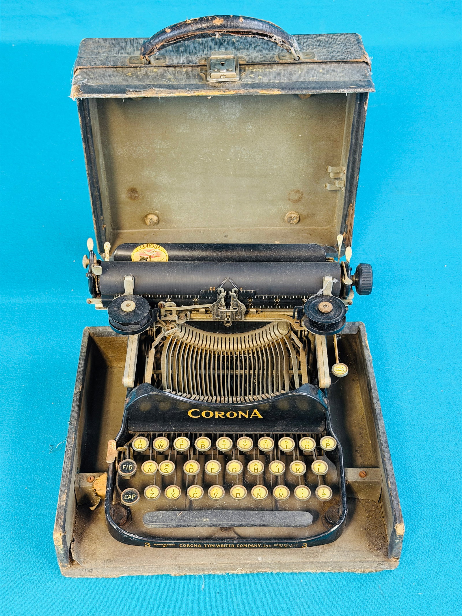 Corona #3 Folding Typewriter In Case: Corona #3 folding typewriter in its original cloth covered wood case. Condition - is as shown. In house shipping available on this lot.
