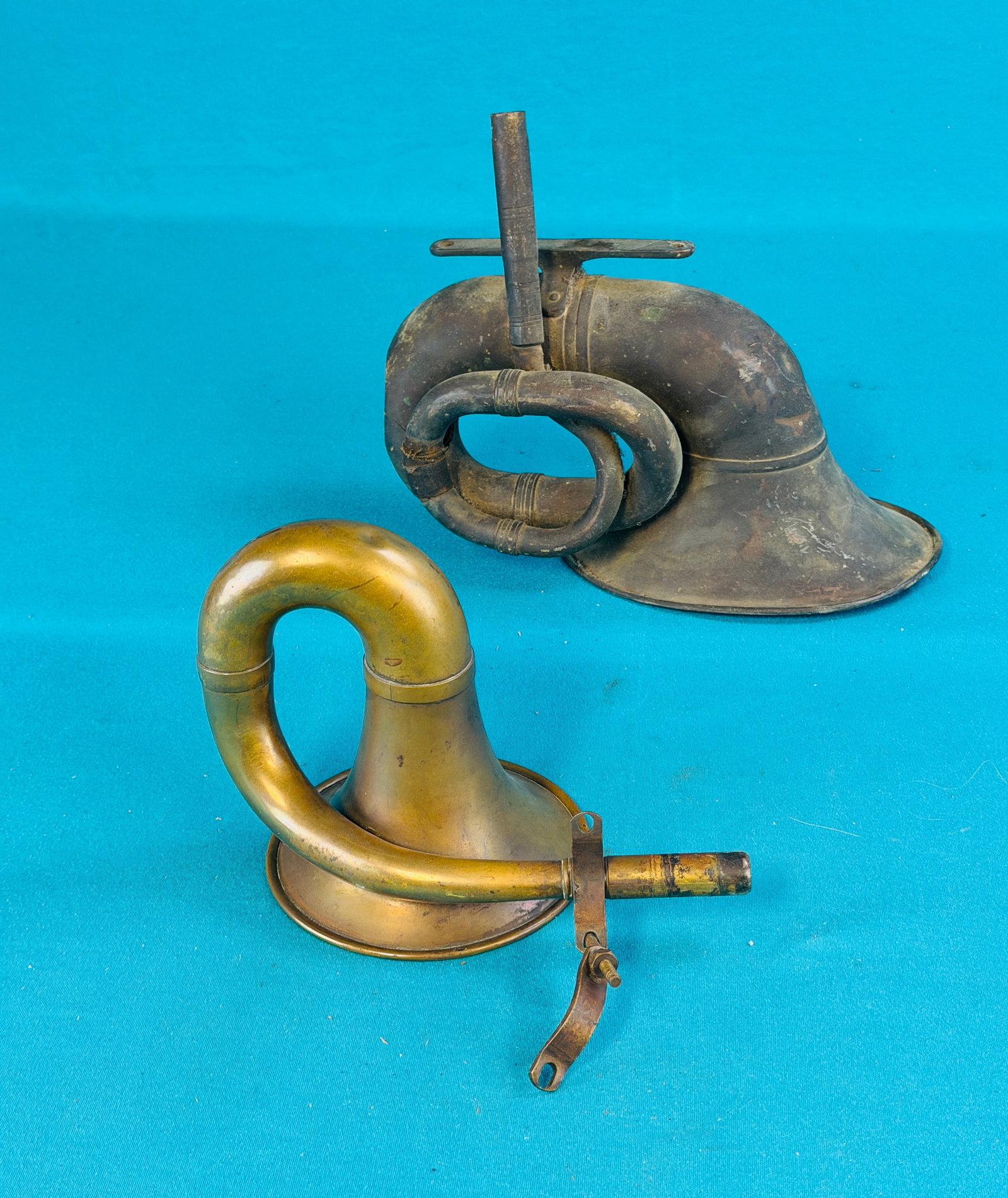 Lot 2 Antique Brass Car Horns: Lot of two antique brass automobile horns. Condition - is as shown. In house shipping is available for this lot.