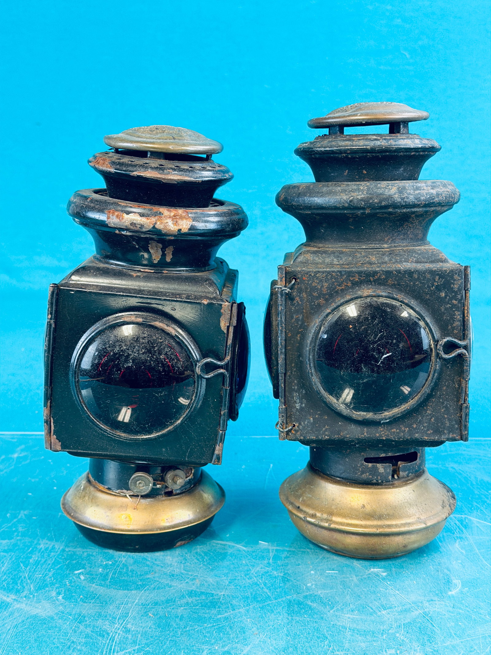 PR Early Ford Automobile Kerosene Lamps: Pair of antique brass and sheet iron marked Ford which was made by the Brown Manufacturing Co Columbus Ohio being Model 115's. Condition - blue lens on one lamp is present but cracked and there is wea