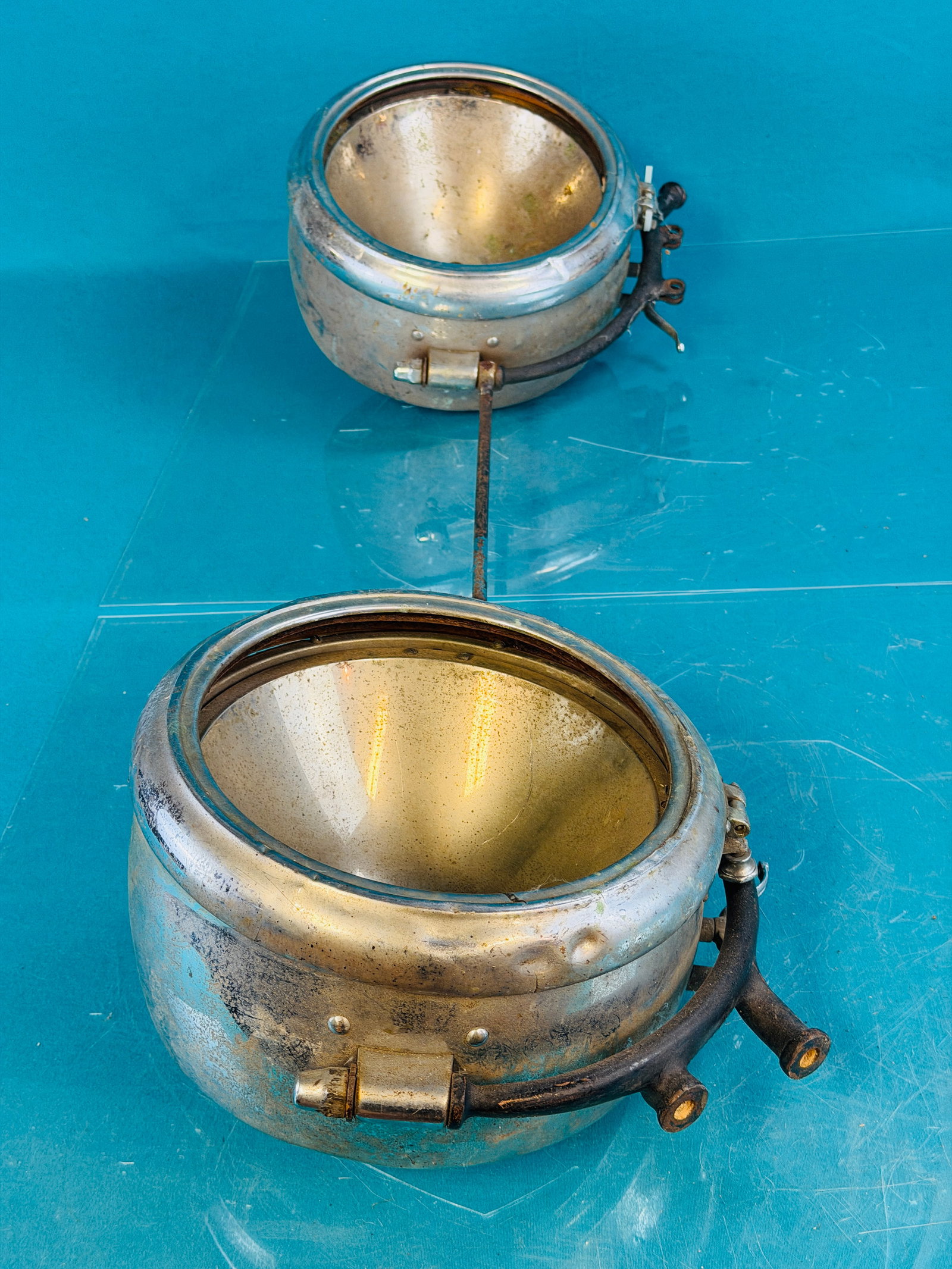 1924-26 Lincoln Headlights: Nickel plated headlights which I believe are for a 1924-26 Lincoln automobile. Condition - as shown in need of restoration. No in house shipping available on this lot.