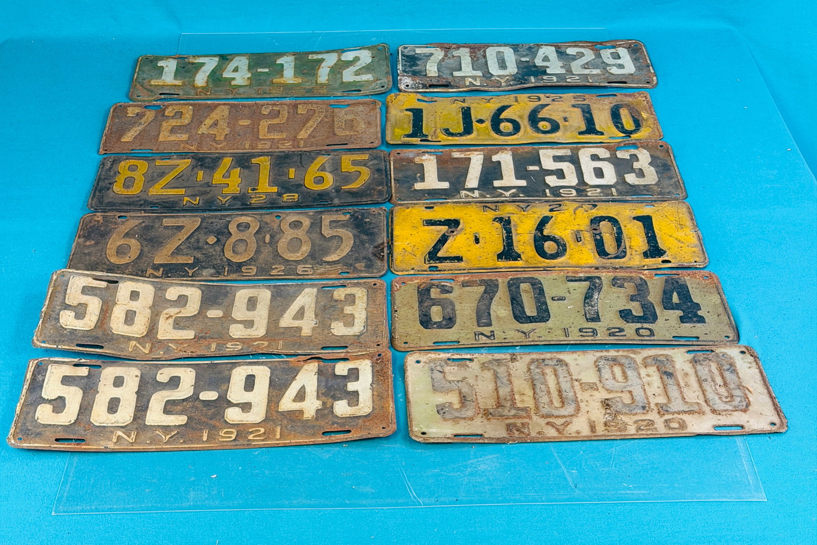 Lot 12 1920's NYS License Plates Incl One Pair: Lot of twelve 1920's New York State license plates which includes one pair. Condition - is as shown. In house shipping is available on this lot. Approximate weight is 10 pounds.