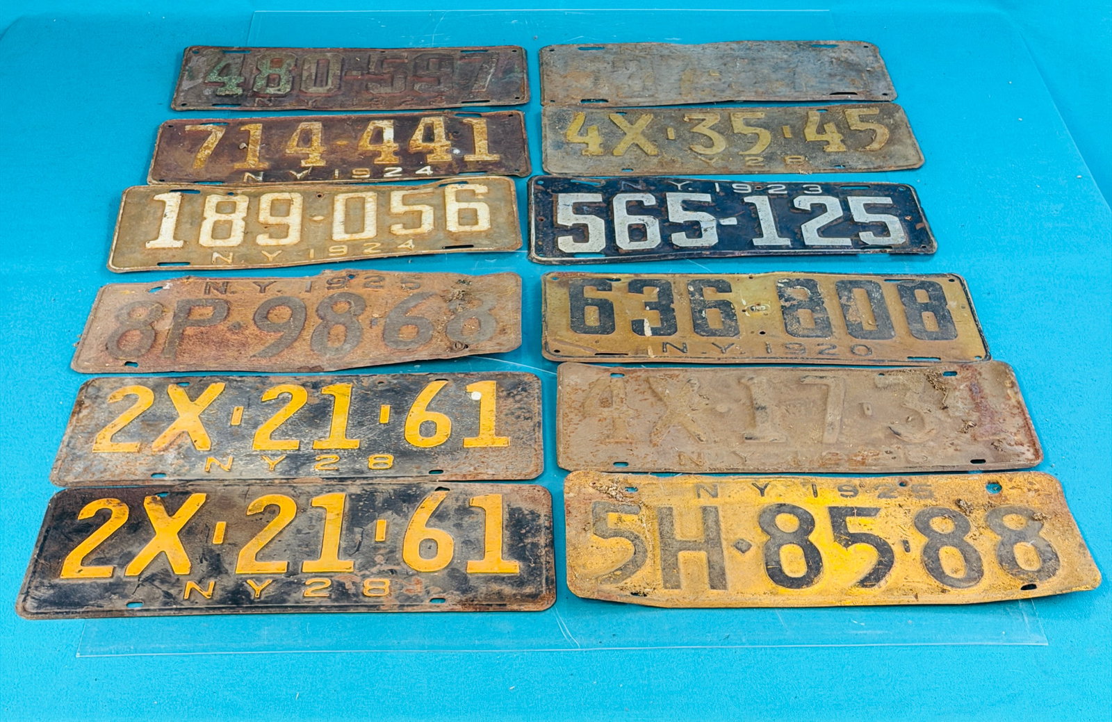 Lot 12 1920's NYS License Plates Incl One Pair: Lot of twelve 1920's New York State license plates which include one pair. Condition - is as shown. In house shipping is available on this lot. Approximate weight is 10 pounds.