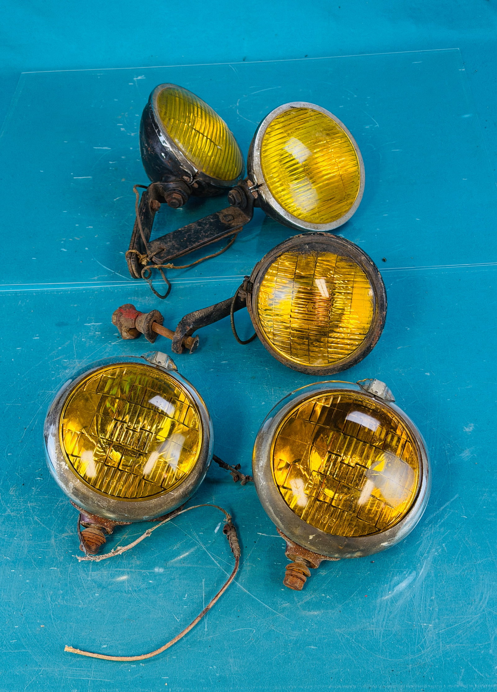 Lot 5 Antique Automotive Fog Lights: Lot of five automotive fog lights which includes two pair plus a single. Condition - is as shown. No in house shipping is available on this lot. Approximate weight is 14 pounds.