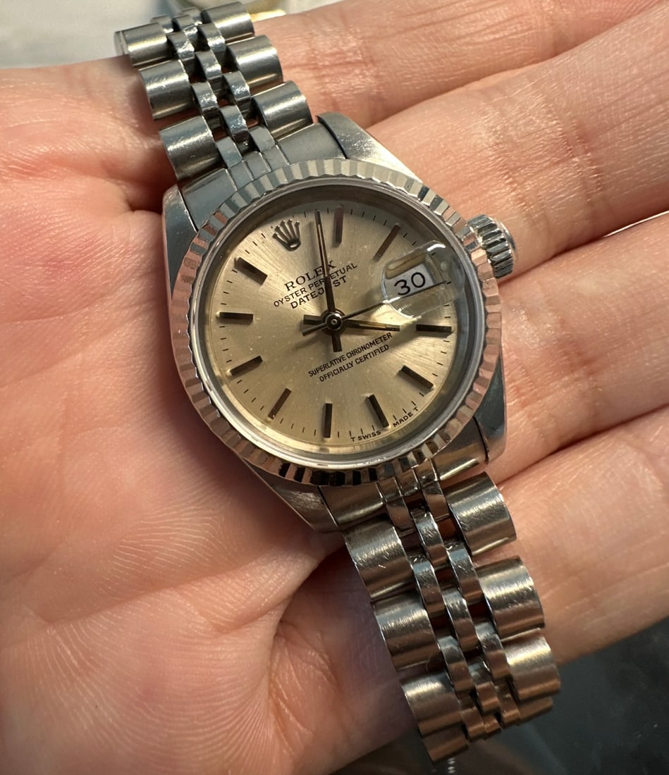 Ladies 26mm Stainless Steel Datejust Ladies Rolex comes with Box & Appraisa: 26mm Stainless Steel Datejust Ladies Rolex comes with Box & Appraisal #3SS13682v8