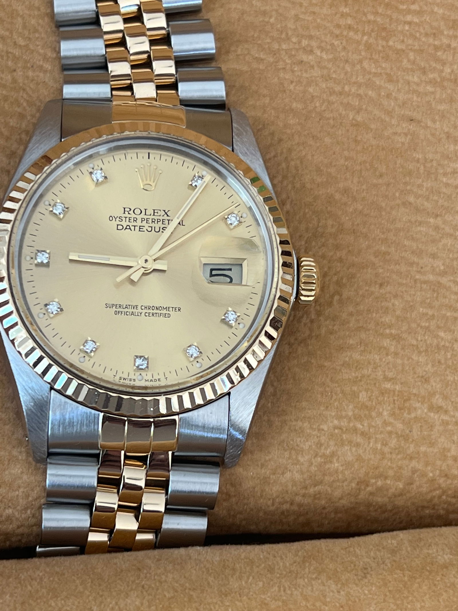 USED 36MM TWO-TONE ROLEX W/FACTORY DIAMONDS: USED 36MM TWO-TONE ROLEX W/FACTORY DIAMONDS IN LIKE NEW CONDITION COMES WITH BOX & APPRAISAL #3SS10647v8
