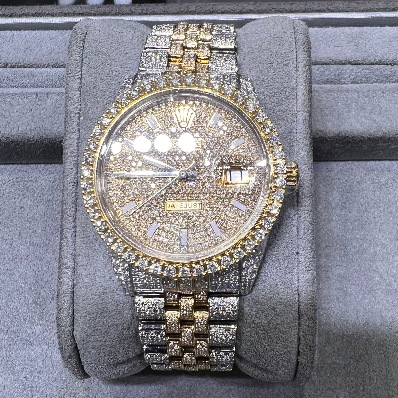 CUSTOM OYSTERPERPETUAL ROLEX DATEJUST 36MM W/12 CTTW DIAMONDS: Comes with Box and Papers. Watch Size: 36mm, Total Diamonds: 12.00 cttw Color: G-H, Clarity: SI1-SI2 Oysterperpetual Datejust #3SS73917v7