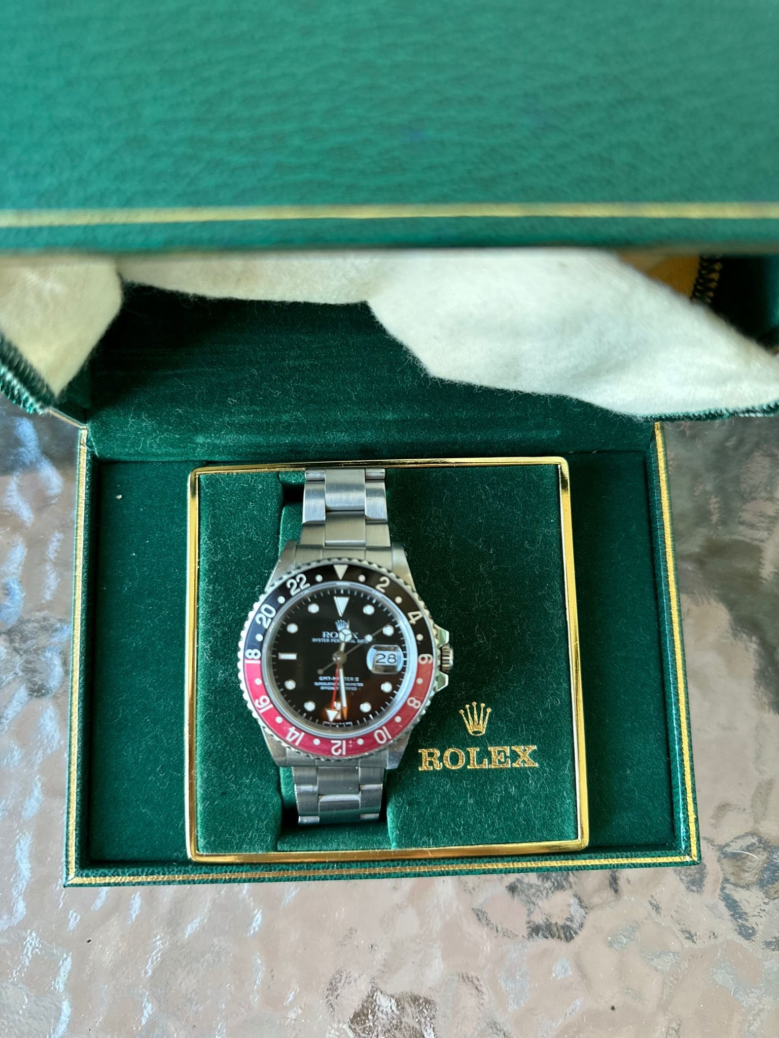 USED GMT MASTER II COKE 40MM COMES WITH BOX AND PAPER: USED GMT MASTER II COKE 40MM COMES WITH BOX AND PAPER #3SS95537v7