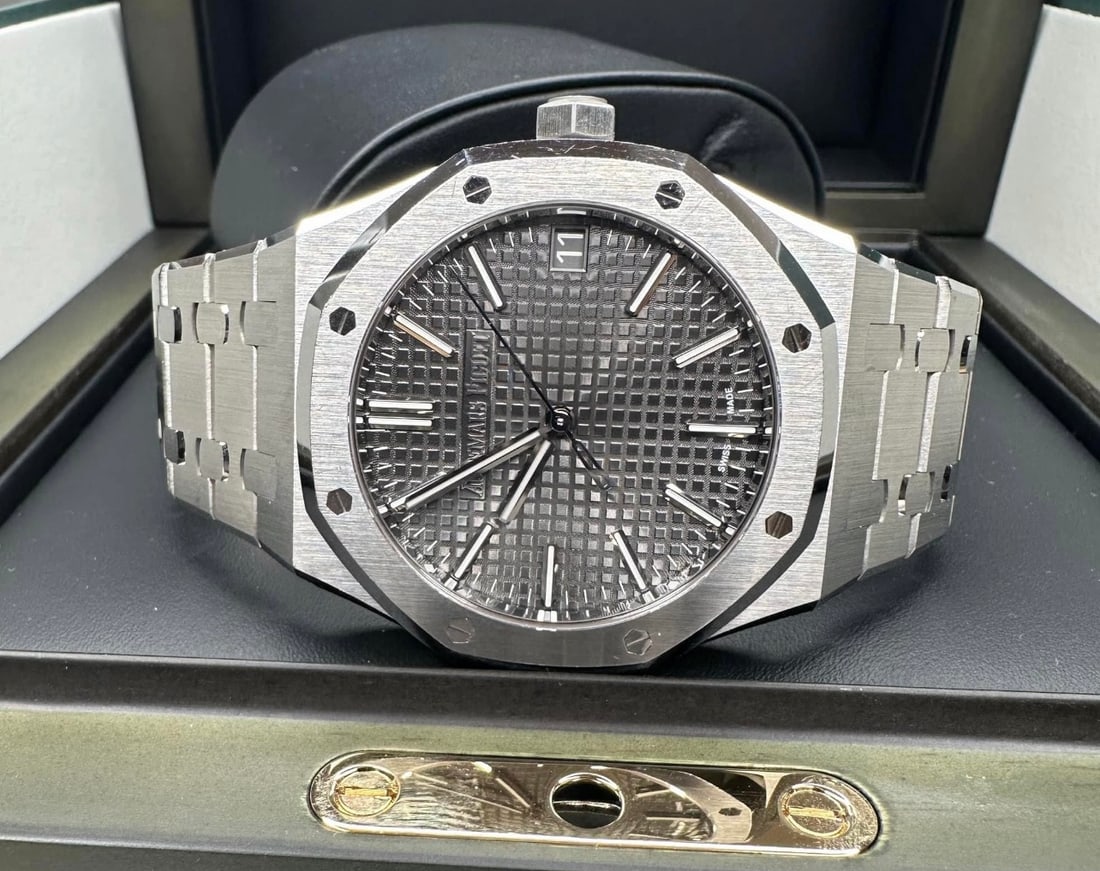AUDEMARS PIGUET 39MM BLACK DIAL 15300ST COMES WITH BOX AND PAPERS: AUDEMARS PIGUET 39MM BLACK DIAL 15300ST COMES WITH BOX AND PAPERS #3SS14481v8