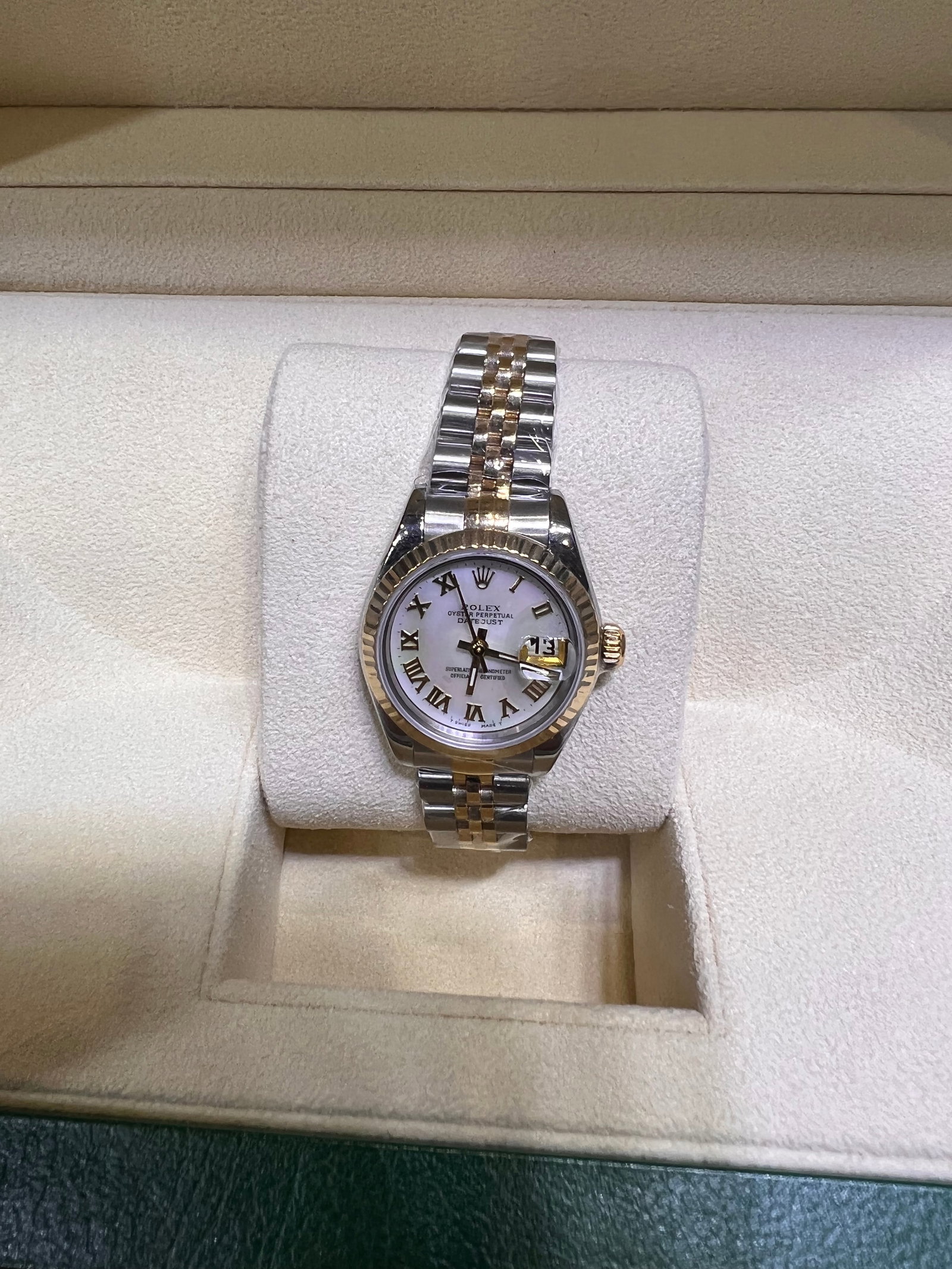 26 MM USED LADIES ROLEX OYSTER PERPETUAL COMES WITH BOX AND APPRAISAL: 26 MM USED LADIES ROLEX OYSTER PERPETUAL COMES WITH BOX AND APPRAISAL #3SS77118v7