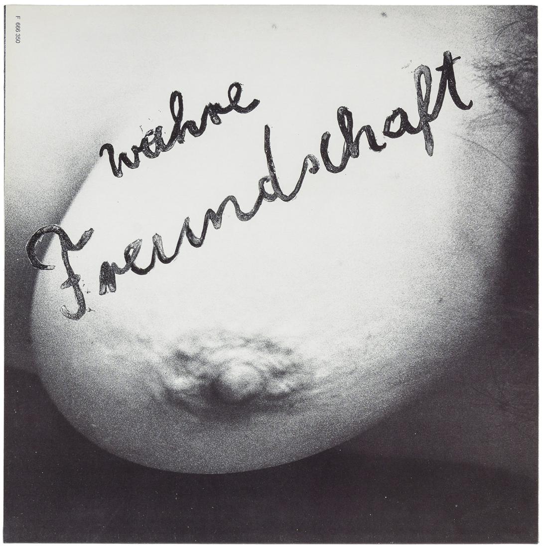 Wiener Aktionismus - - Valie Export und Monsti Wiener (das ist: Ingrid Wiener). Wahre: Wiener Aktionismus - - Valie Export und Monsti Wiener (das ist: Ingrid Wiener). Wahre Freundschaft. Langspielplatte. Berlin-Kreuzberg, heimproduktion, 1978. In illustriertem Original-Pappcover.Katalog