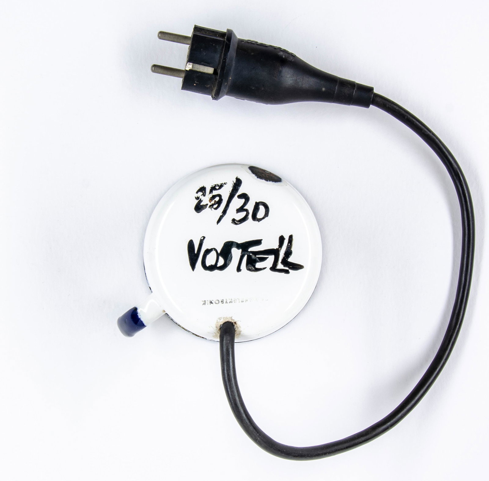 Vostell, Wolf. Die geräuschempfindliche Tasse. Emailbecher mit eingebauter Elektronik.: Vostell, Wolf. Die geräuschempfindliche Tasse. Emailbecher mit eingebauter Elektronik. Tassenboden signiert und nummeriert: Exemplar 25/30. Berlin, Galerie Block, 1969. Edition 17. Ca. 9 x 12 x 1
