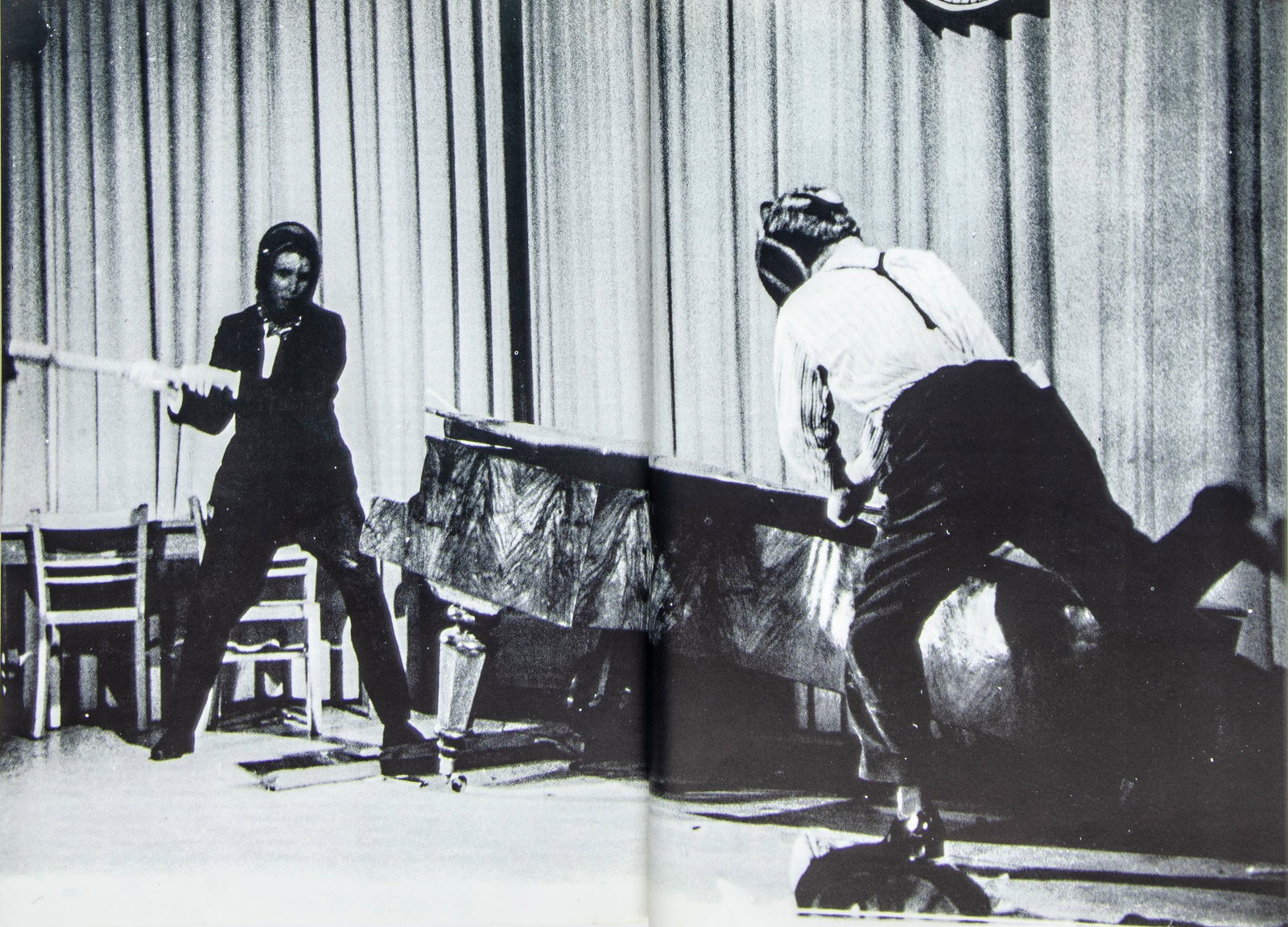 Zweitschrift. Hefte 1-10 in 9 Heften (alles Erschienene). Herausgegeben von Michael Erlhoff und: Zweitschrift. Hefte 1-10 in 9 Heften (alles Erschienene). Herausgegeben von Michael Erlhoff und Uta Brandes-Erlhoff. Mit 1 7-Zoll-Single von Valie Export und Monsti Wiener sowie zahlreichen Abbildunge