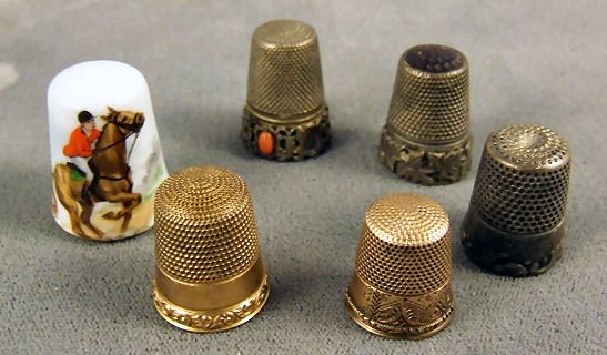 Thimble lot, 5pcs, 1 10k gold (3.9 grams), 1 gold f: Thimble lot, 5pcs, 1 10k gold (3.9 grams), 1 gold filled, 1 sterling, 1 porc. w/ horse race an 1 base metal