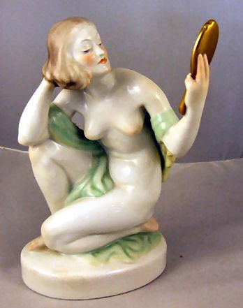 Herend porcelain figurine of woman with hand mirro: Herend porcelain figurine of woman with hand mirror, excellent condition, 9.25" high