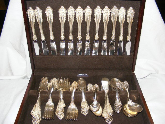 Wallace Grande Baroque sterling flatware set inclu: Wallace Grande Baroque sterling flatware set including 12 each of 9" knives, 7.5" forks, 6.5" salad forks, 6" teaspoons, butter spreaders, round soup spoons, 86.58 troy ounces not including knives
