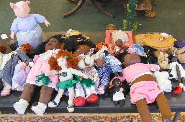 Lot of misc. rag dolls, stuffed animals, straw ha: Lot of misc. rag dolls, stuffed animals, straw hats, etc