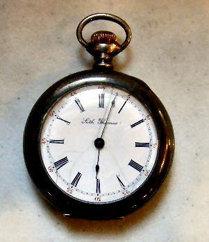 Sterling Seth Thomas pocket watch, dial crazed, en: Vintage sterling silver Seth Thomas pocket watch, dial crazed, engrave case is 1.5" diameter. In running condition.